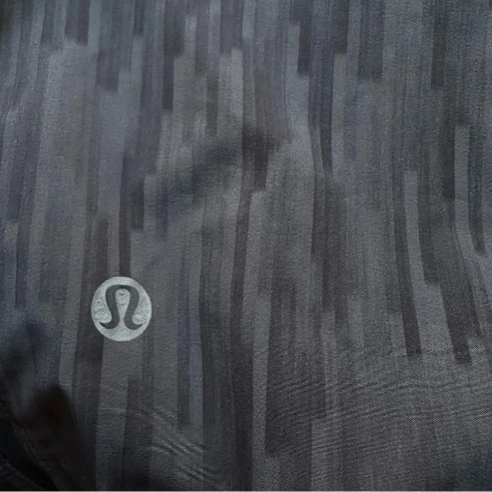 Lululemon Pace Breaker Shorts‎ Mens Size S Lined Geometric Gray Gym